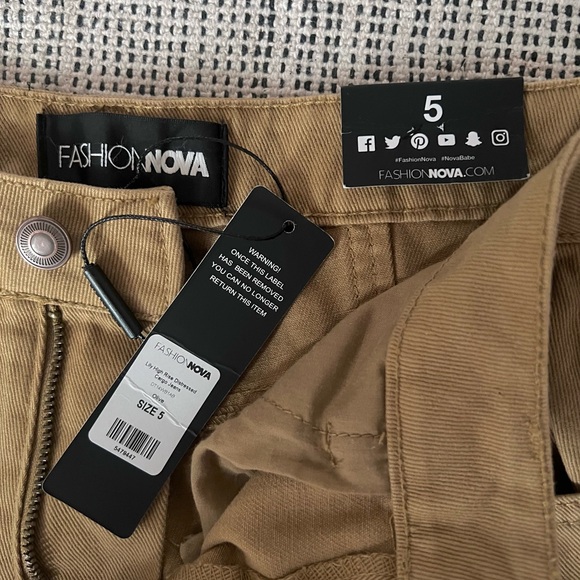 Fashion Nova Women’s High Rise Distressed Cargo Jeans - Picture 2 of 8